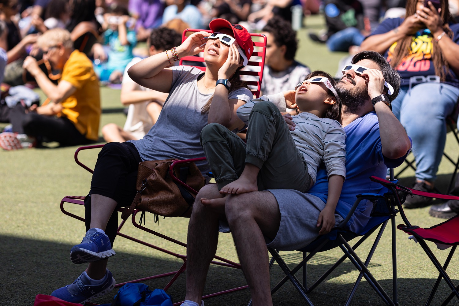 Por qué los eclipses nos fascinan: qué ocurre en el cerebro cuando miramos al cielo
